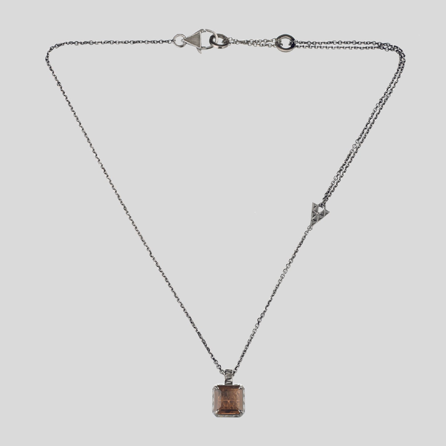 Collana V Prisma Square